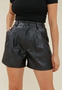 Short Com Prega Em PU