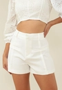 Short Em Crepe Alfaiataria Recorte Frontal