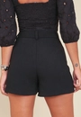 Short Em Crepe Alfaiataria Recorte Frontal