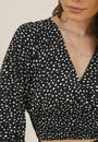 Blusa Em Viscose Estampada Poa Com Manga 7/8 Lastex E Decote Transpassado