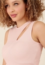 Blusa Cropped Com Recorte Vazado Sem Manga
