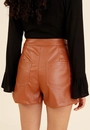 Short Saia Em Pu Com Transpasse E Zíper Lateral