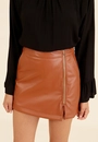 Short Saia Em Pu Com Transpasse E Zíper Lateral