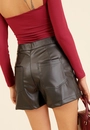 Short Saia Em Pu Com Transpasse E Zíper Lateral