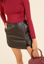 Short Saia Em Pu Com Transpasse E Zíper Lateral