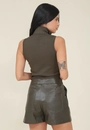 Short Saia Em Pu Com Transpasse E Zíper Lateral