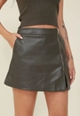 Short Saia Em Pu Com Transpasse E Zíper Lateral