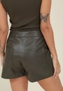 Short Saia Em Pu Com Transpasse E Zíper Lateral