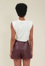 Short Saia Em Pu Com Transpasse E Zíper Lateral