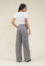 Calça Alfaiataria Wide Leg Risca De Giz Com Bolso Lateral
