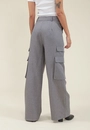 Calça Alfaiataria Wide Leg Risca De Giz Com Bolso Lateral