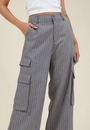 Calça Alfaiataria Wide Leg Risca De Giz Com Bolso Lateral