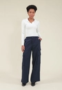 Calça Alfaiataria Wide Leg Risca De Giz Com Bolso Lateral