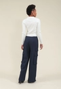 Calça Alfaiataria Wide Leg Risca De Giz Com Bolso Lateral