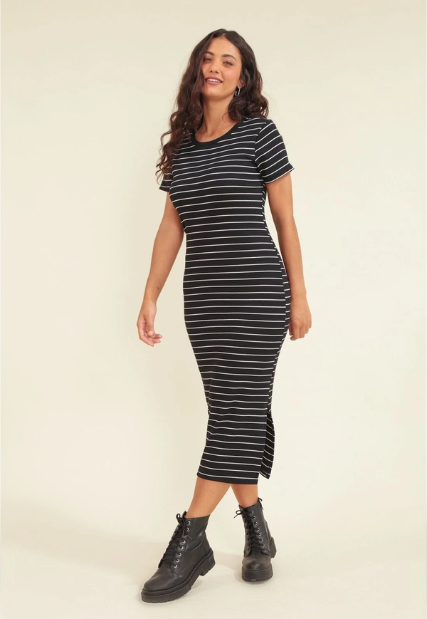 Vestido Midi Em Ribana Listrada Com Manga Curta