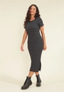 Vestido Midi Em Ribana Listrada Com Manga Curta