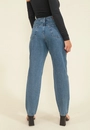 Calça Jeans Mom Cintura Alta Com Hot Fix