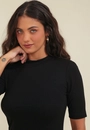 Vestido Midi Canelado Manga Curta Gola Alta