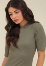 Vestido Midi Canelado Manga Curta Gola Alta