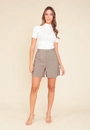 Short Alfaiataria Com Pregas e Bolso Faca
