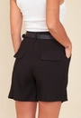 Short Alfaiataria Com Pregas e Bolso Faca