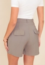 Short Alfaiataria Com Pregas e Bolso Faca