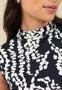 Blusa Sem Manga Em Malha Com Gola Alta E Estampa Bicolor