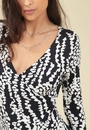 Vestido Midi Malha Manga 7/8 Decote Transpassado Estampa Bicolor