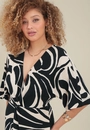 Vestido Midi Em Malha Manga 3/4 Busto Torcido Flor Bicolor