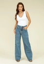 Calça Jeans Reta Com Aplicação De Tachas Lateral