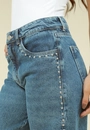 Calça Jeans Reta Com Aplicação De Tachas Lateral