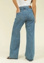 Calça Jeans Reta Com Aplicação De Tachas Lateral