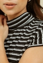 Blusa Malha Listrada Manga Curta Com Gola Alta