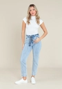 Calça Jeans Azul Claro Mom Com Cinto Estampado