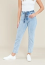 Calça Jeans Azul Claro Mom Com Cinto Estampado