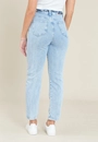 Calça Jeans Azul Claro Mom Com Cinto Estampado
