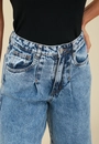 Calça Jeans Pantalona Com Prega Bolso
