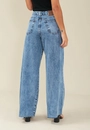 Calça Jeans Pantalona Com Prega Bolso