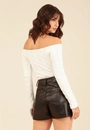 Shorts Saia Em Pu Com Bolsos