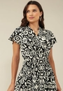 Vestido Longo Em Viscose Manga Curta Decote V Estampa Bicolor