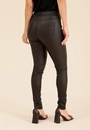 Calça Skinny Com Botão Em Tecido Resinado