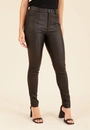 Calça Skinny Com Botão Em Tecido Resinado
