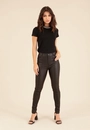Calça Skinny Com Botão Em Tecido Resinado