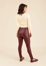 Calça Skinny Com Botão Em Tecido Resinado