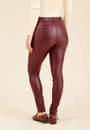 Calça Skinny Com Botão Em Tecido Resinado