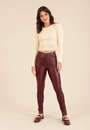 Calça Skinny Com Botão Em Tecido Resinado