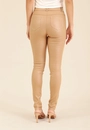 Calça Skinny Com Botão Em Tecido Resinado