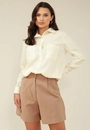 Camisa Em Tricoline Com Bolsos Barra Arredondada