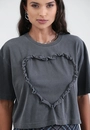 T-Shirt Em Meia Malha Estonada Com Coração Babado