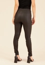 Calça Skinny Com Ziper Lateral Em Tecido Resinado